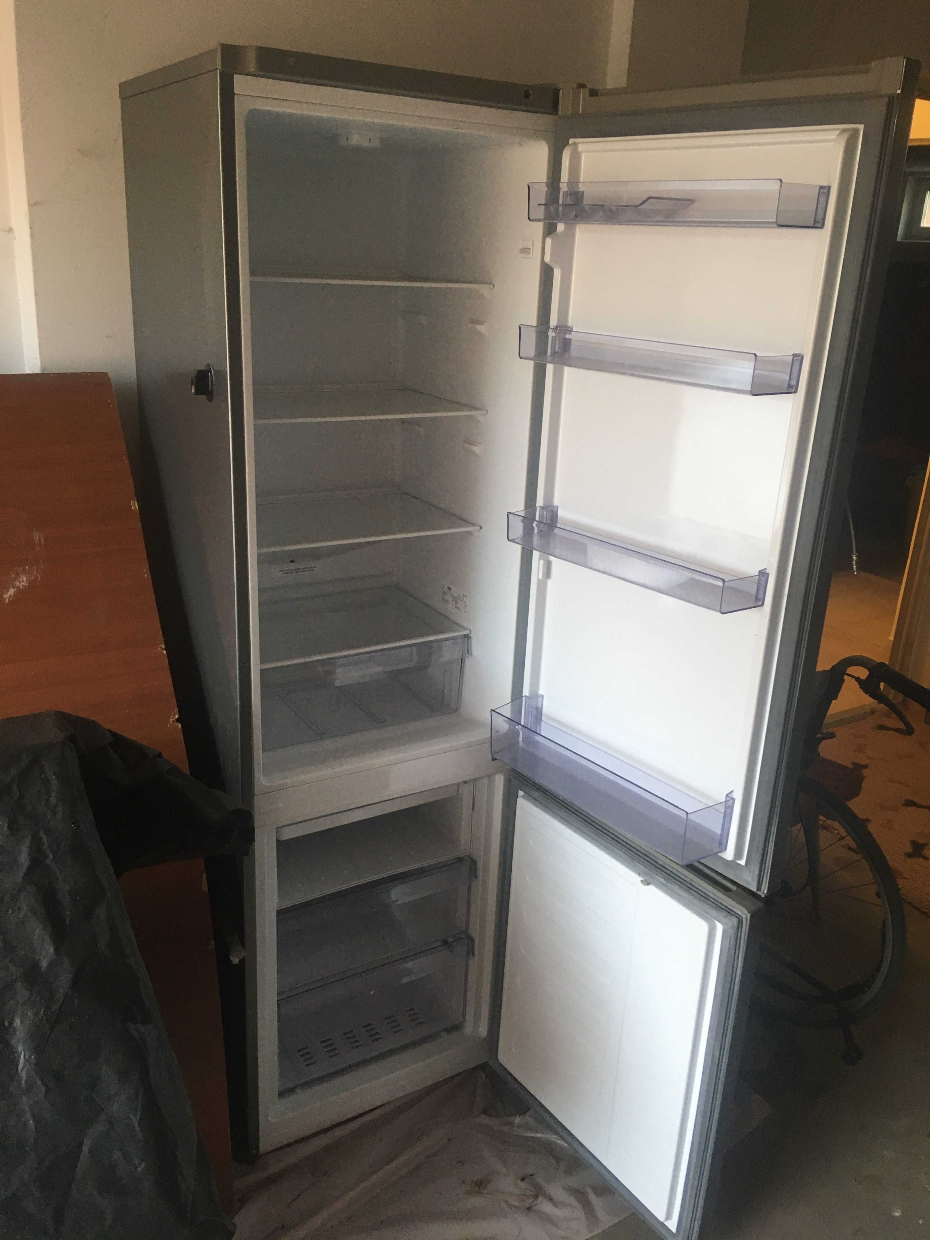 Lodówka BEKO CSA300K20XP