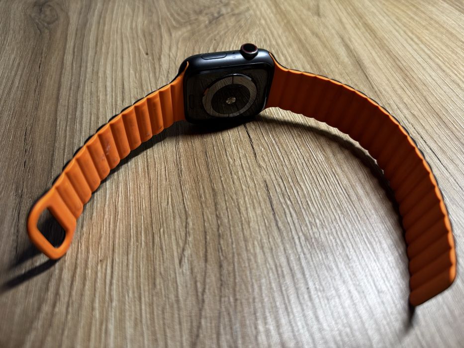Apple Watch 44 mm Series 4 з підтримкою LTE