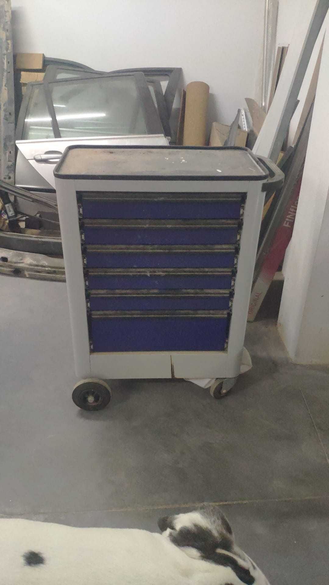 Carro de ferramentas em ferro