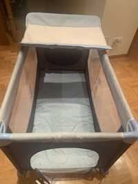 Składane łóżeczko dla dzieci idealne do podróży z przewijakiem
