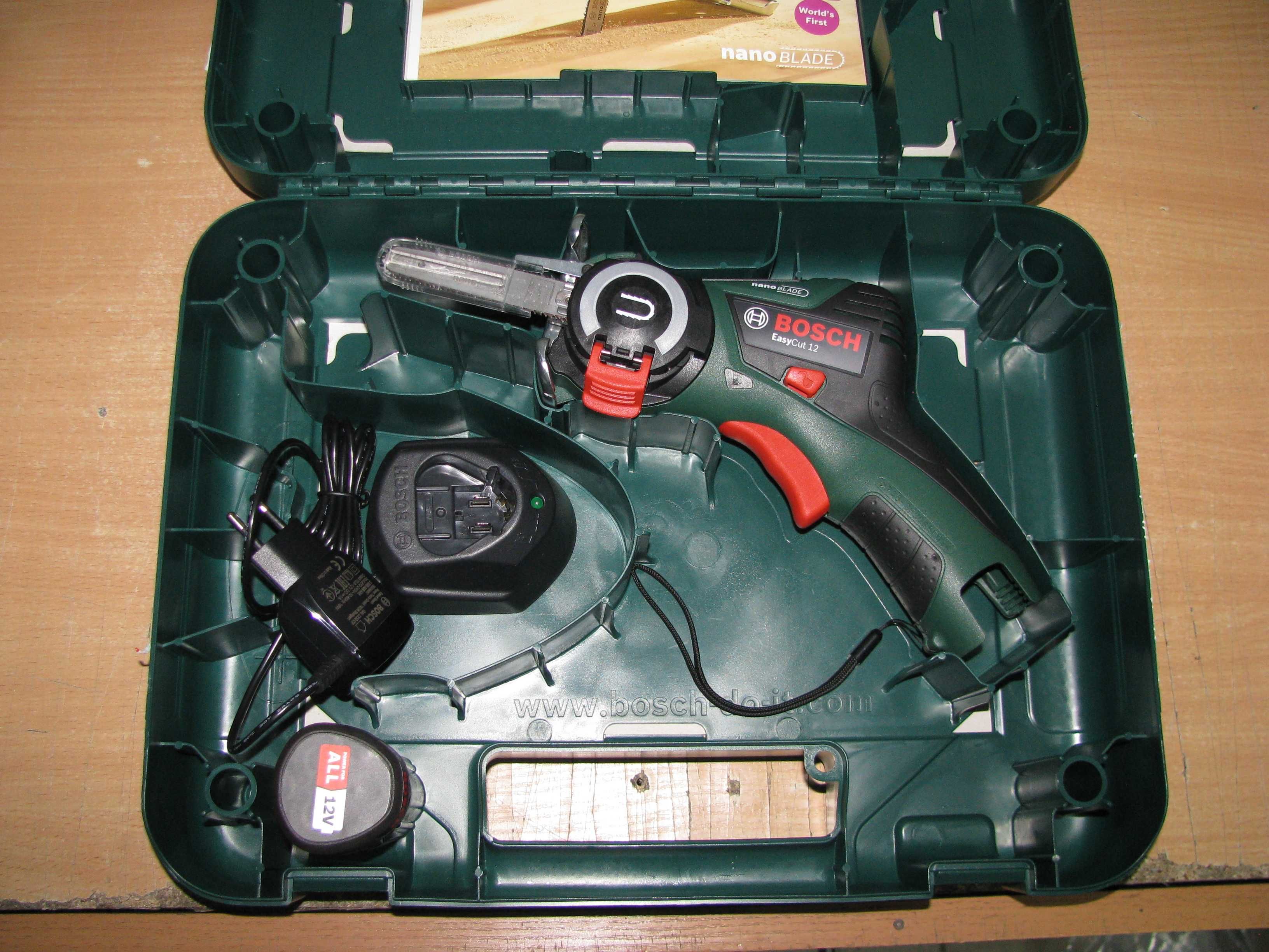 Акумуляторна пила Bosch EasyCut 12, акб 12 V 2 Ah