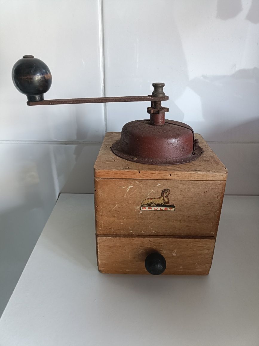 Máquina de moer café antigo