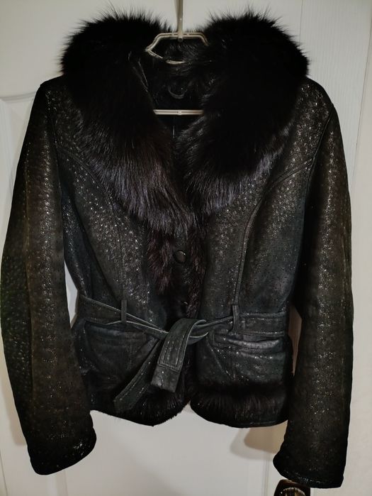 Женская короткая натуральная дублёнка.
