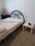 Cama com estrutura de metal