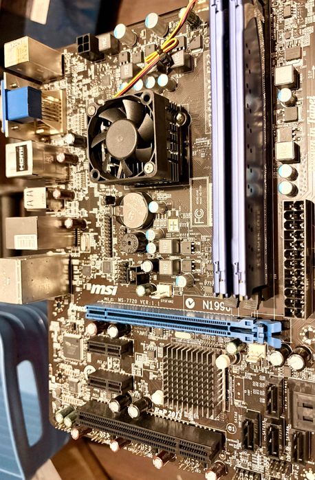 MSI E350DM-E33 (microATX) z zintegrowanym AMD E-350 + 2 × 4 GB DDR3