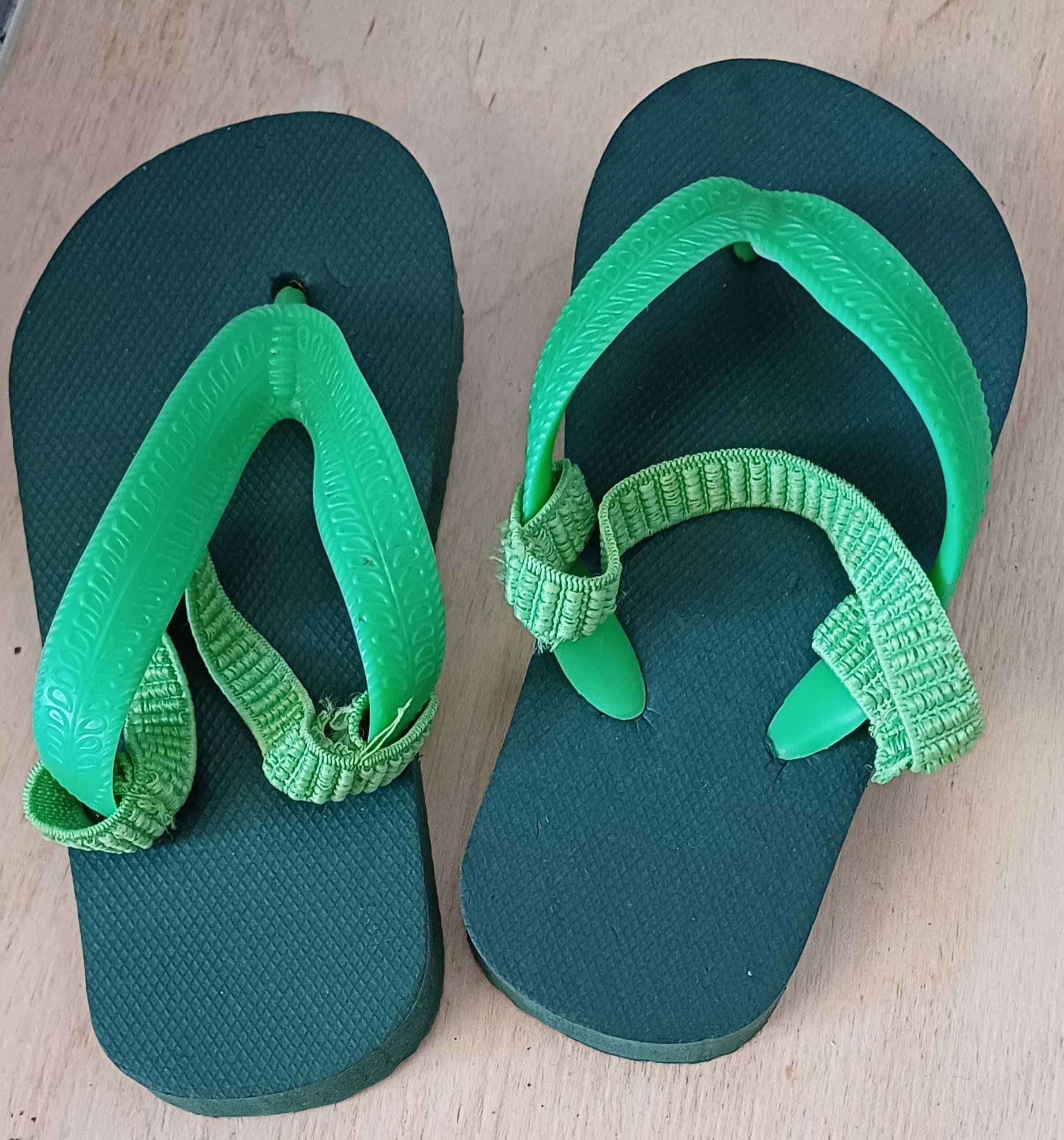 Sandálias e crocs bebe de varios tamanhos