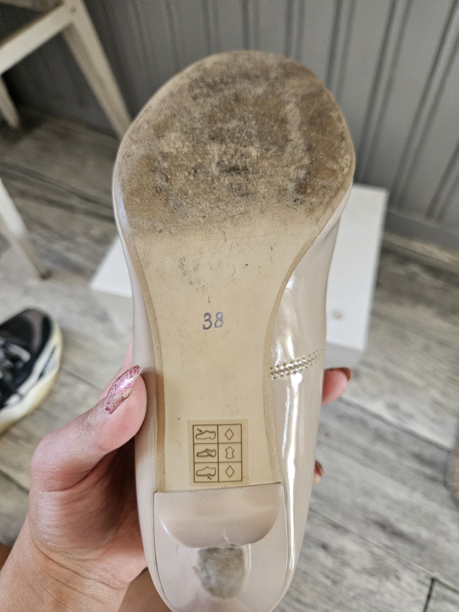 Skórzane lakierowane buty na obcasie roz.38
