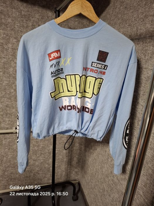 Топ з довгими рукавами.