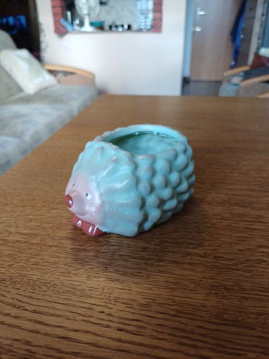 Sympatyczny jeżyk osłonka na doniczkę z żywicy