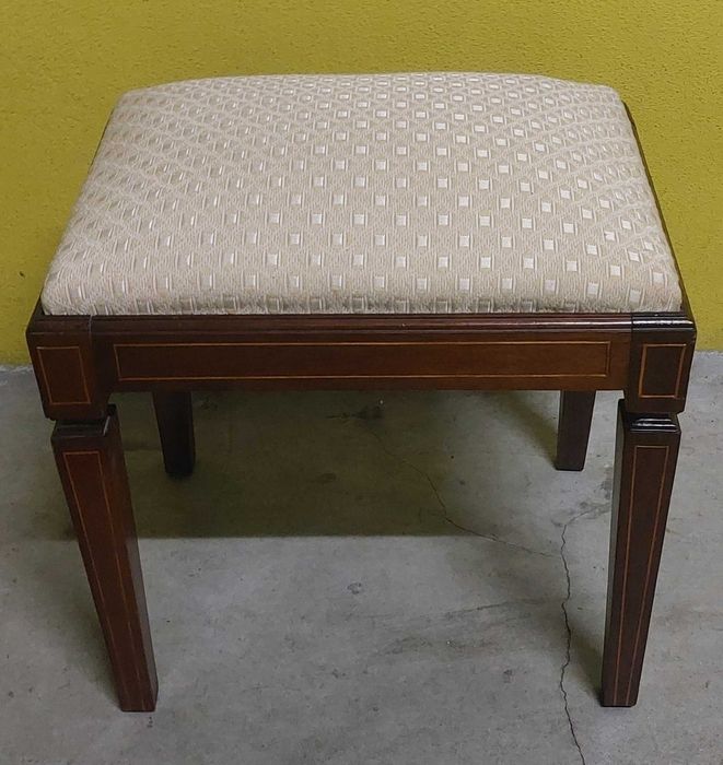 Banco em madeira ideal para toucador