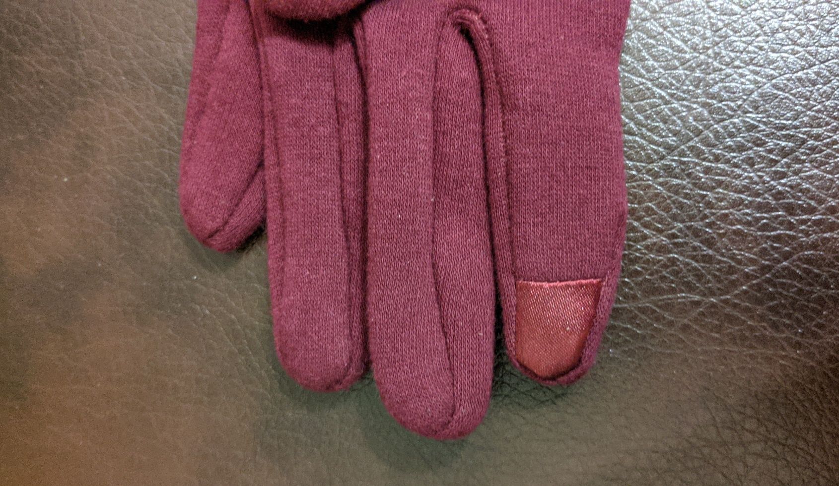 Стильные женские демисезонные перчатки с нашивками для смартфона