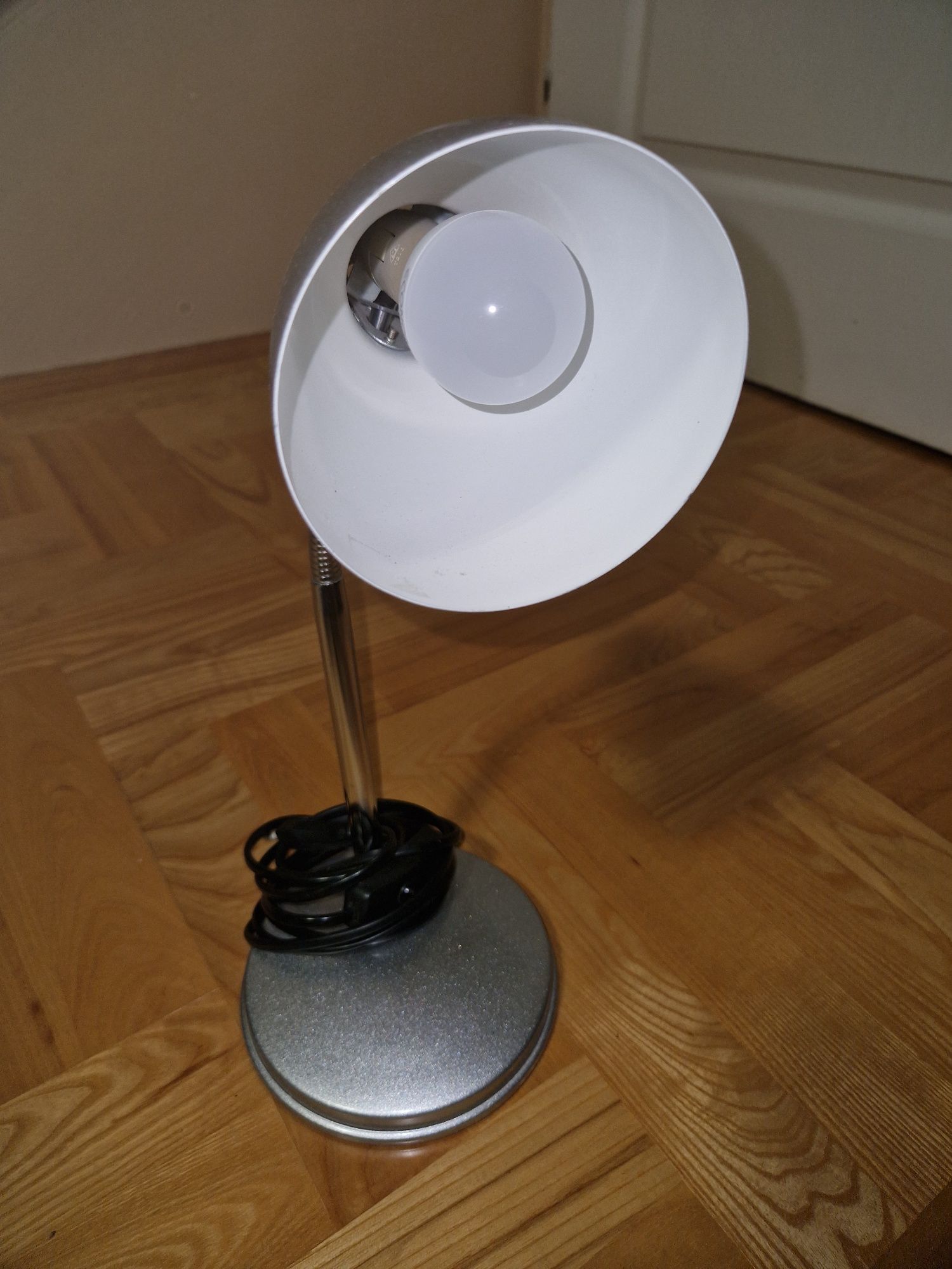 Lampka biurkowa na żarówkę z małym gwintem