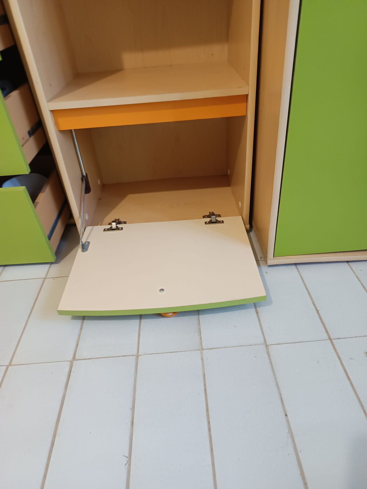 Mobila para quarto de  criança, cama, cómoda, armarios