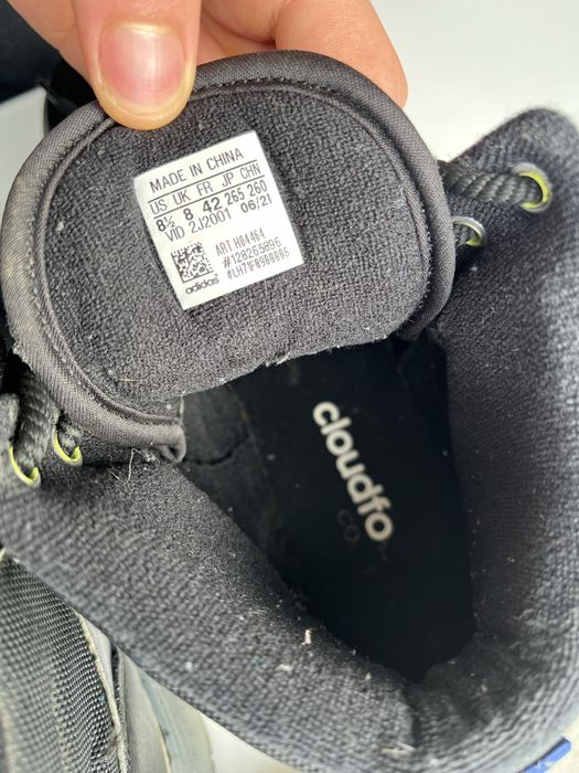 Adidas взутя на хлопця-чоловіка