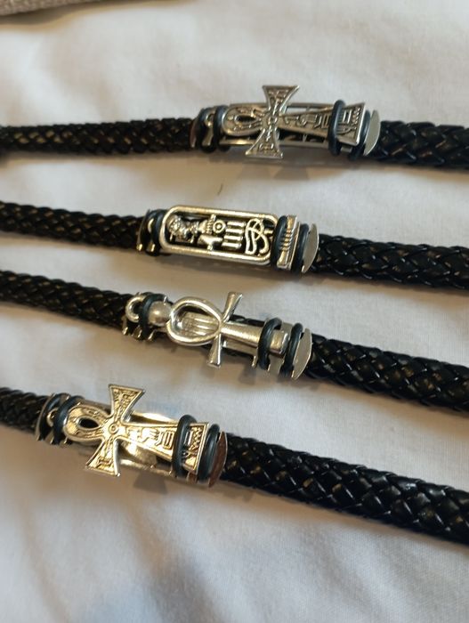 Vendo pulseiras em couro e medalha em aço novo