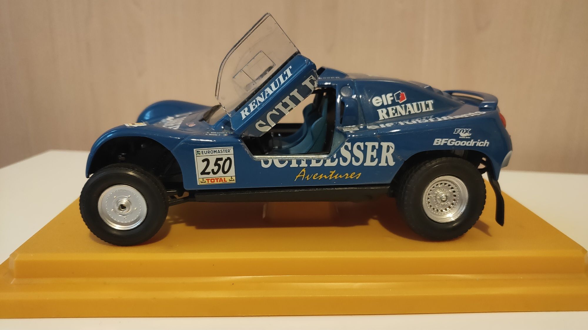 Auto Renault Schlesser na podstawce