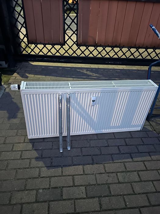 Grzejnik C33 60x130 z termostatem i wieszakami – 250 zł