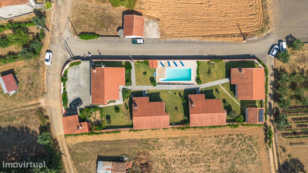 Charmosa Quintinha com 4 Moradias T2 - Ideal para Investimento ou Turi
