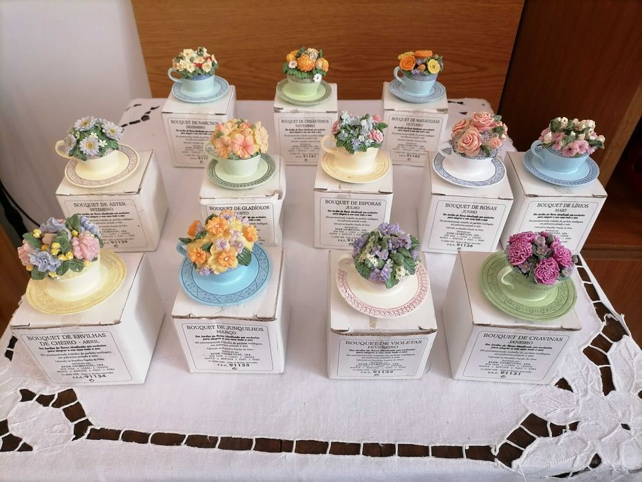 12 minis chávenas da marca Avon. 1 expositor novo