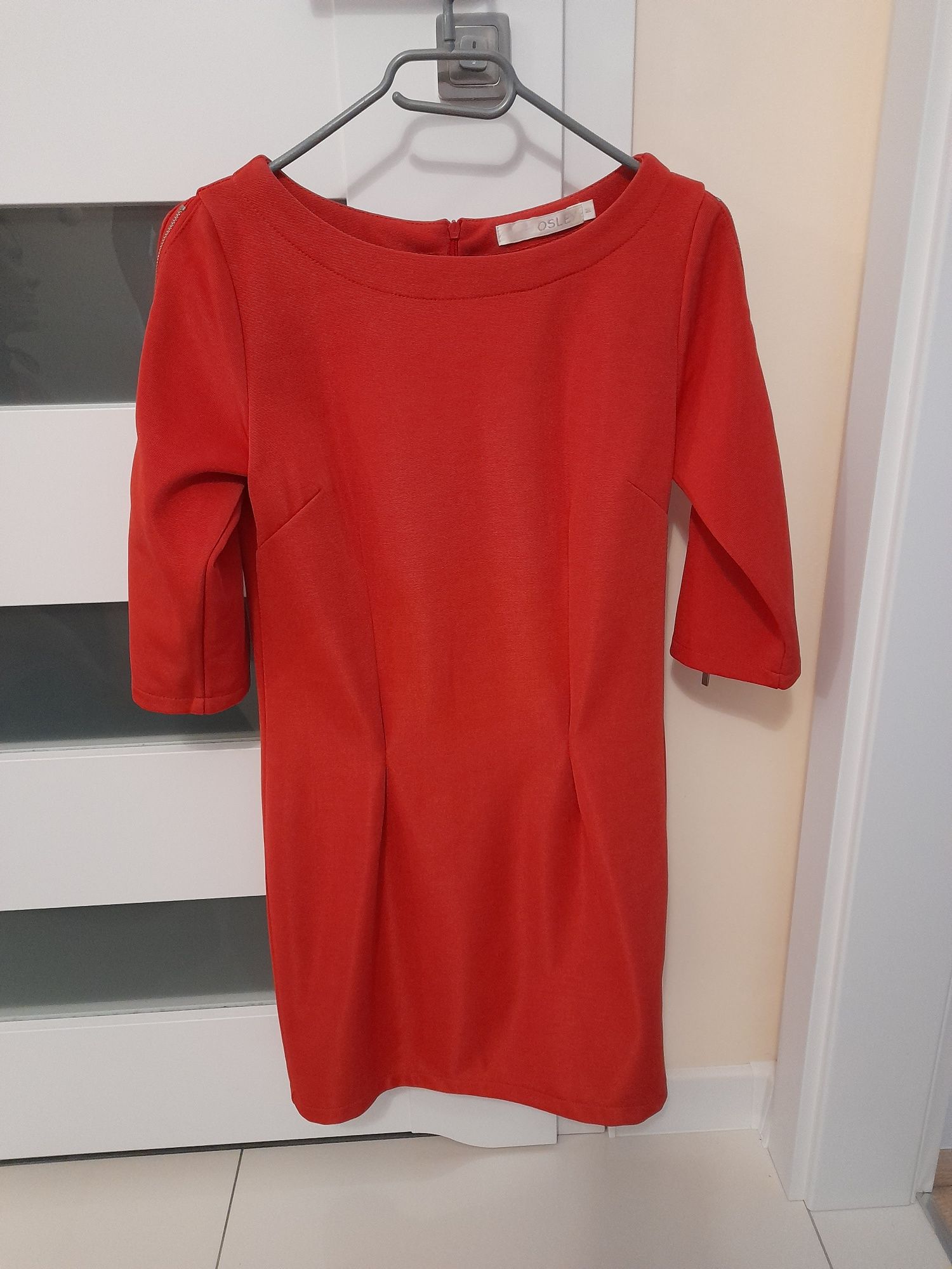 Czerwona sukienka mini z suwakami na rękawach r. M