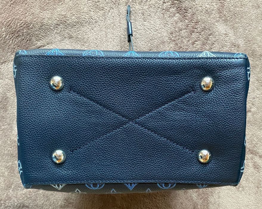 Torebka skórzana granatowa do ręki odpinaną rączka wzory ściągacz