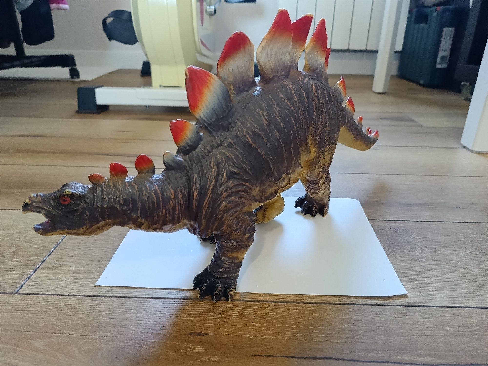 Duży dinozaur Stegozaur.