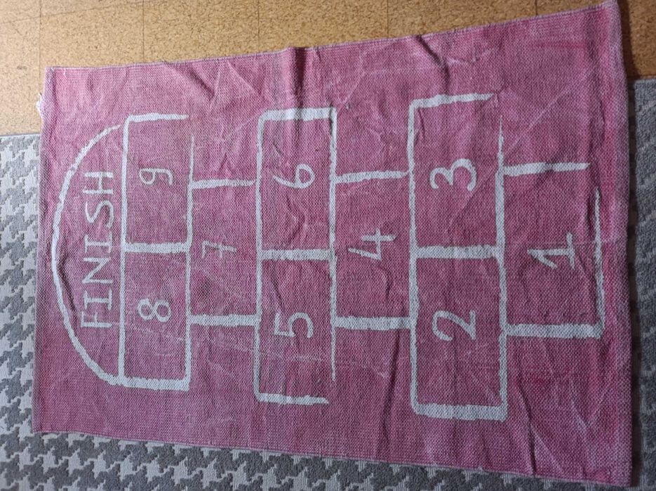 Tapete de criança com figura do jogo da macaca