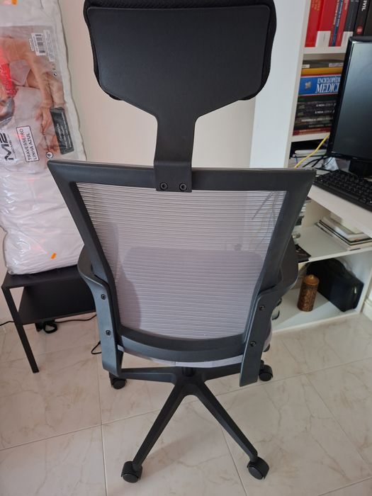 Secretária  e Cadeira estufada a veludo cinza