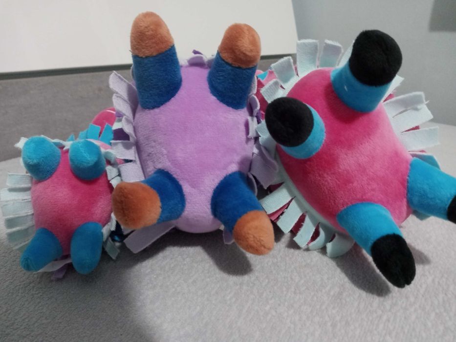 Trzy pluszowe maskotki kolorowe lamy