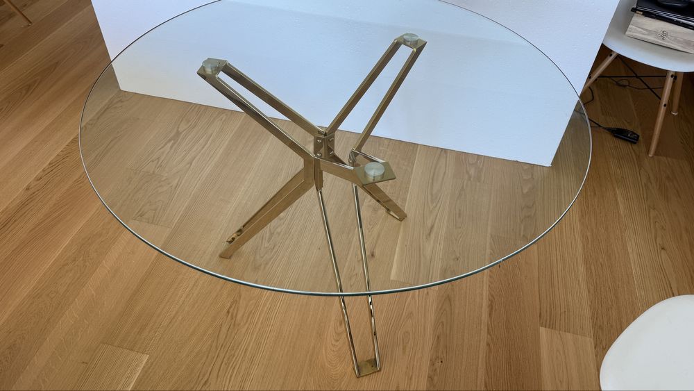Mesa redonda em vidro 1.10cm, com estrutura metalica dourada.
