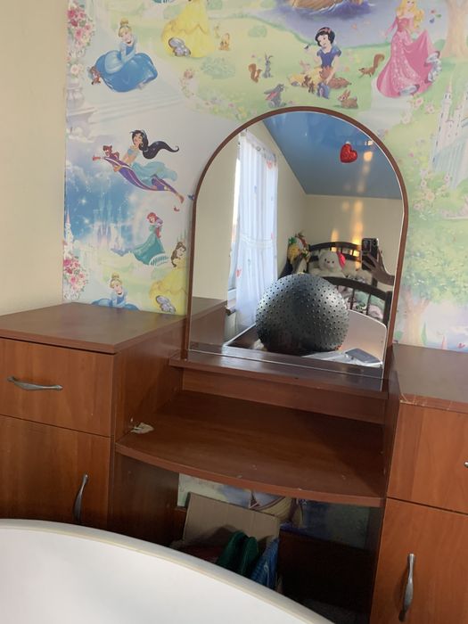 Дзеркало,трюмо...