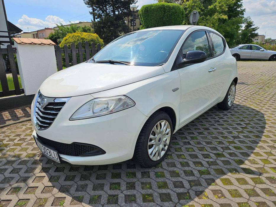 Lancia Ypsilon kobiece autko w najładniejszym kolorze perłowym