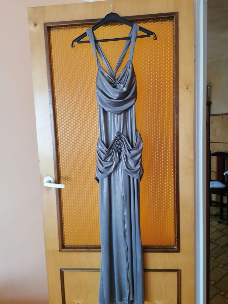 Długa sukienka z błyszczącego materiału