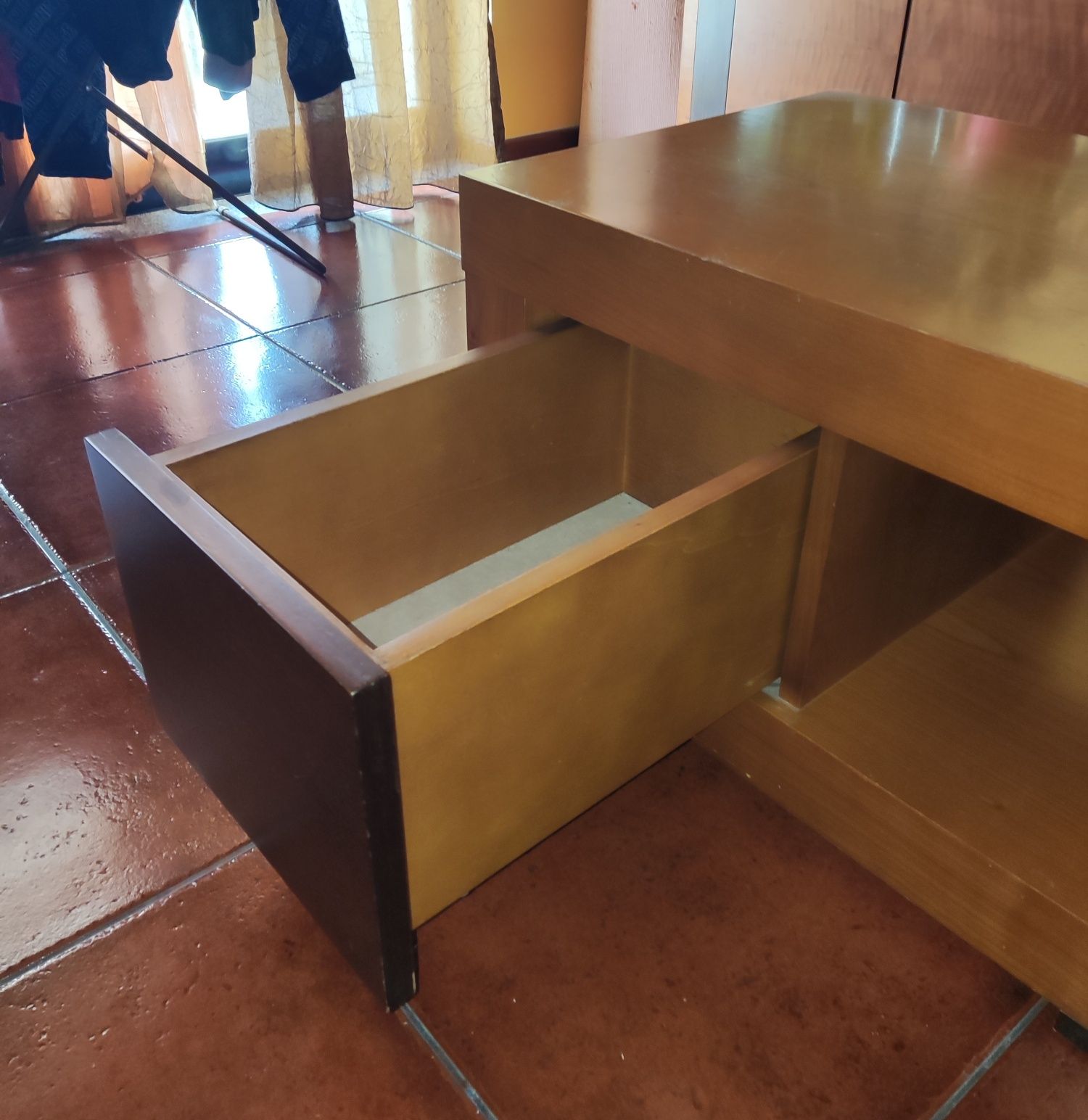 Mesa de centro com gaveta