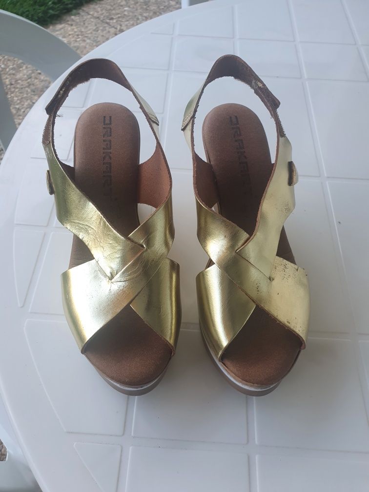 Sandálias douradas de senhora
