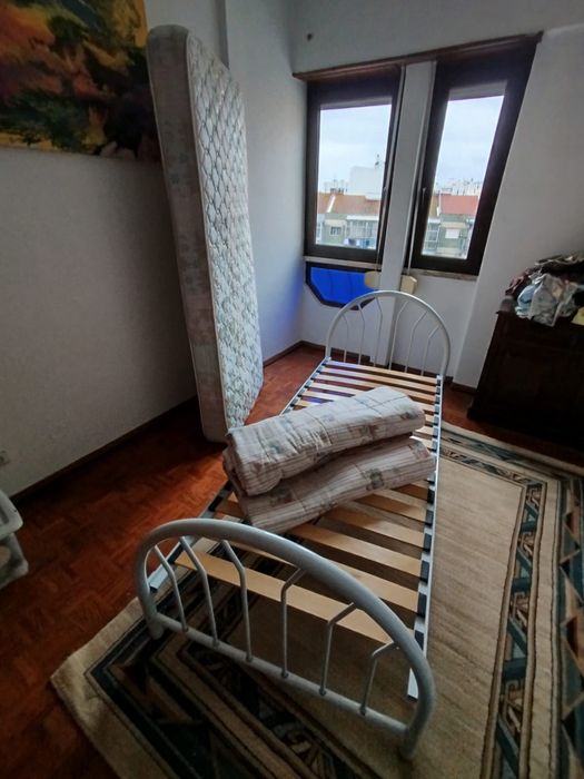 Estrutura e cama individual com oferta 2 edredões ursinhos