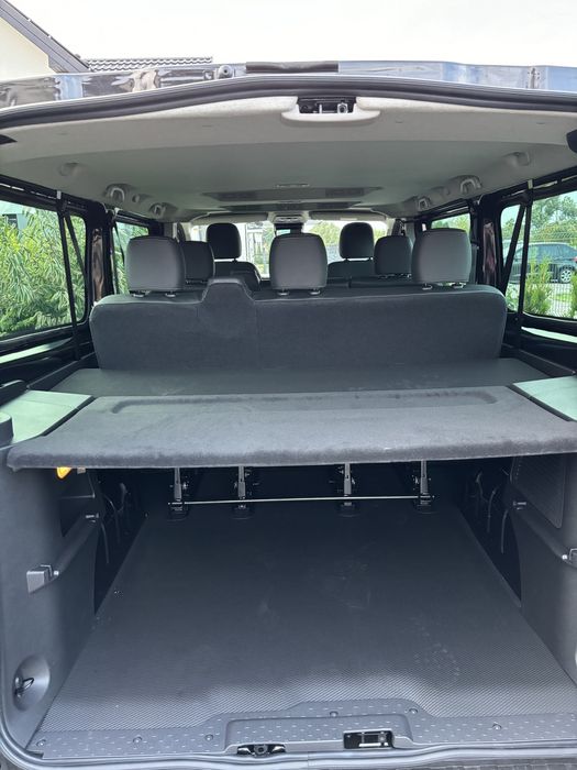 Wynajem busa 8-osobowego Renault Trafic wersja Long 2024r automat