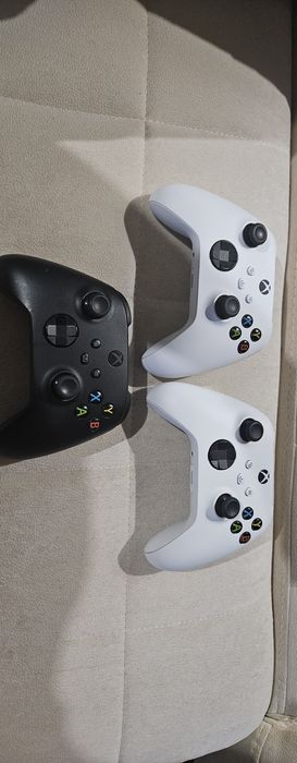 Xbox Series X pad biale i czarne jak nowe.