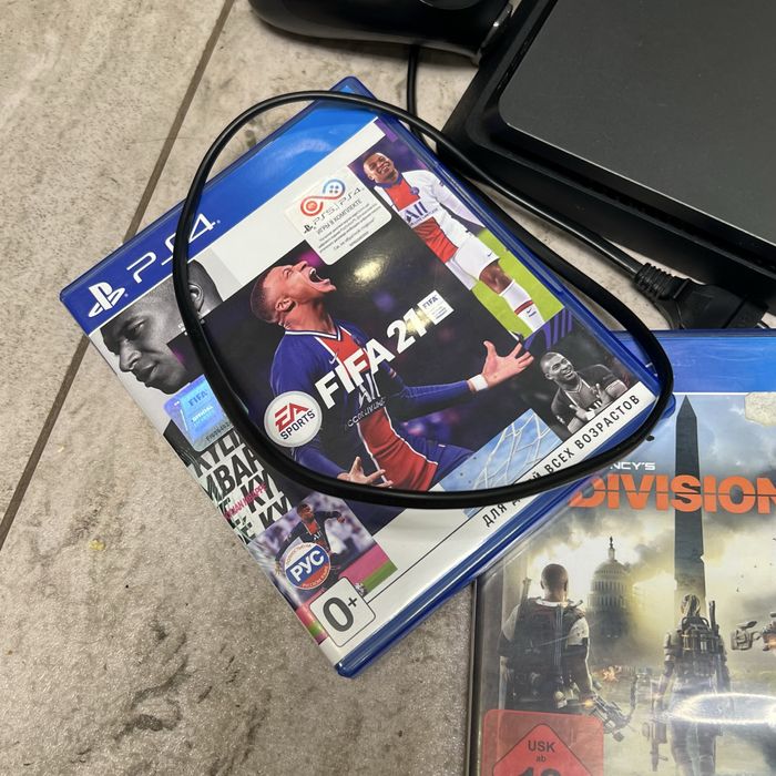 Sony PlayStation 4 S на 1 тб+2 джойстика+7 игр