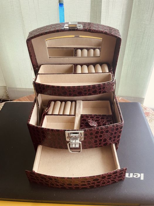 Скриньки  для прикрас , кейси .