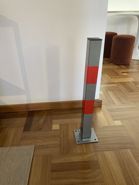 Poste bloqueio de estacionamento com cadeado