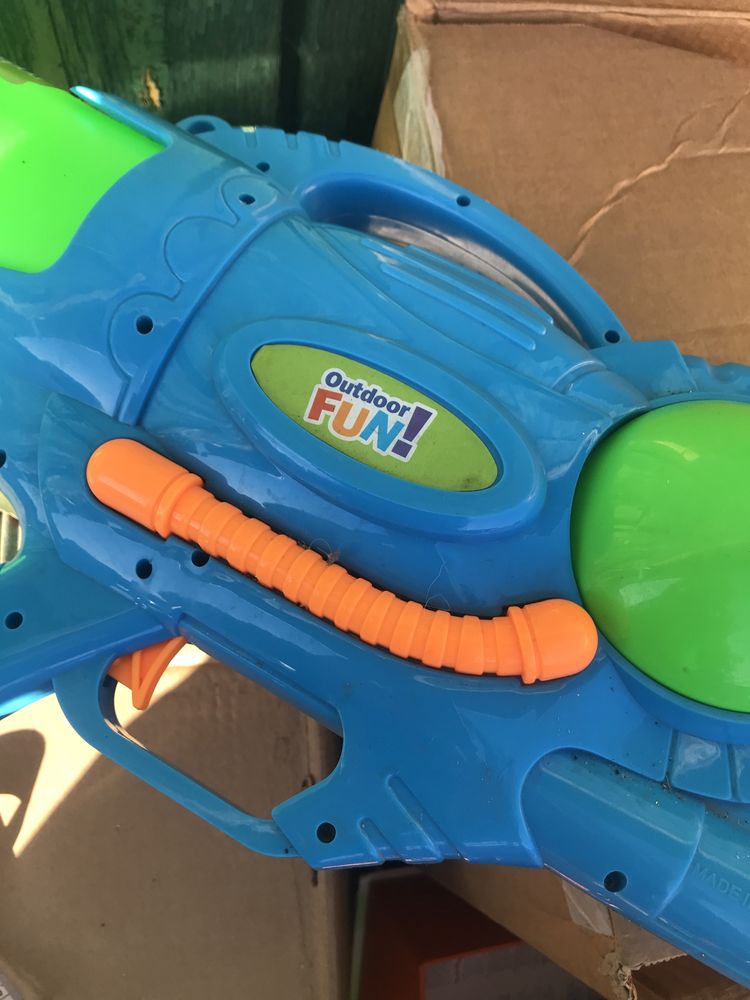 Ogromny pistolet na wode pistolet wodny kolorowy dziala