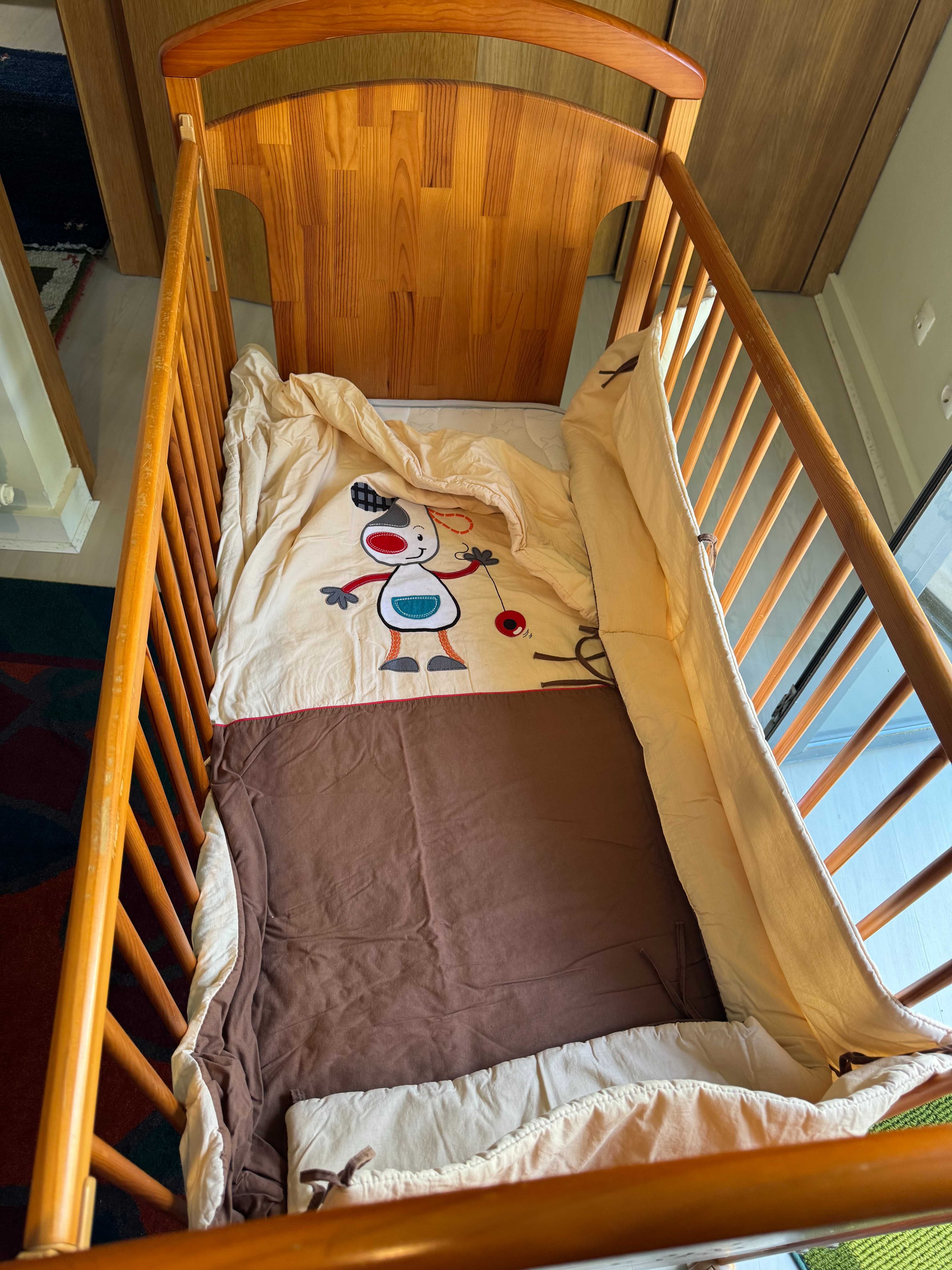 Cama de bebe, colchão, capa de cama e protector.