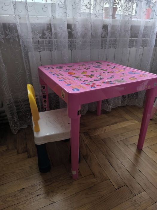 Стіл і стілець дитячі.Пластик