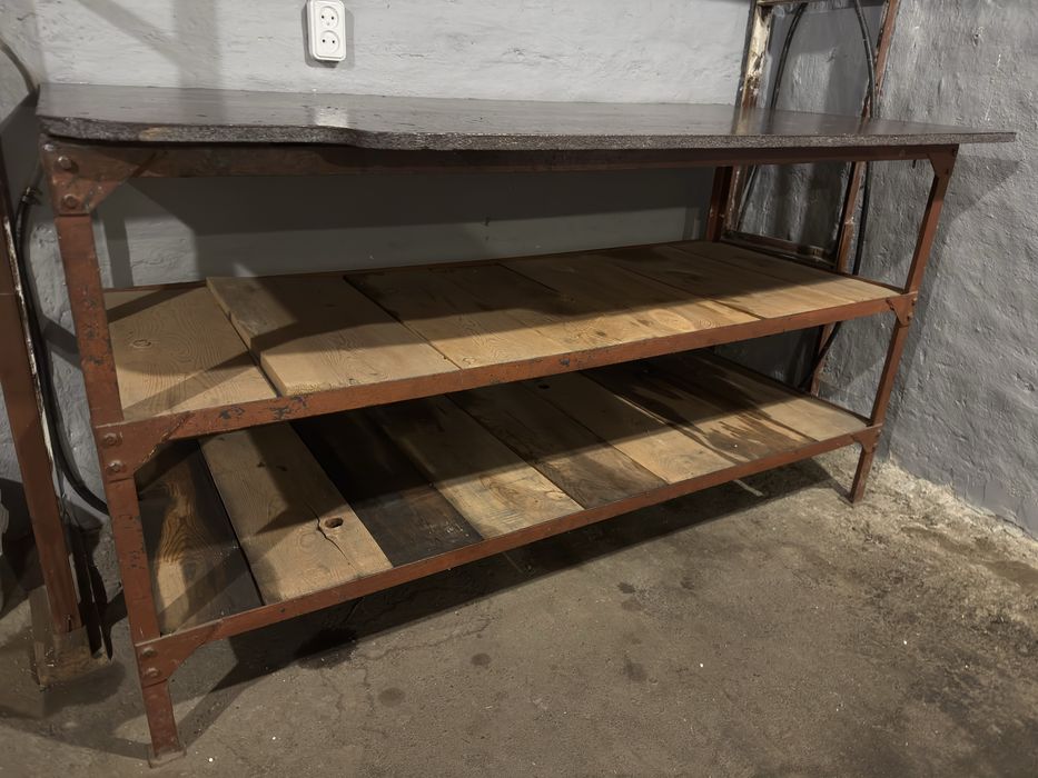 Металлический стол для гаража (мастерской) с полками