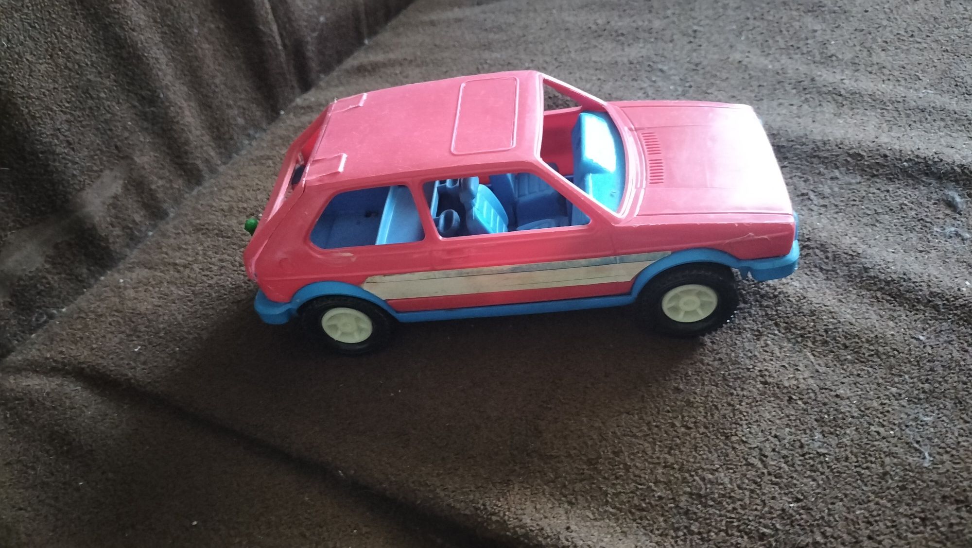 Zabawki samochodziki i figurka pieska.
