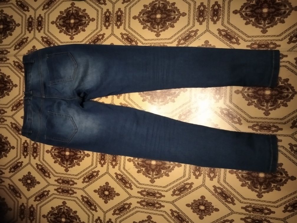 Продам джинсы на девочку