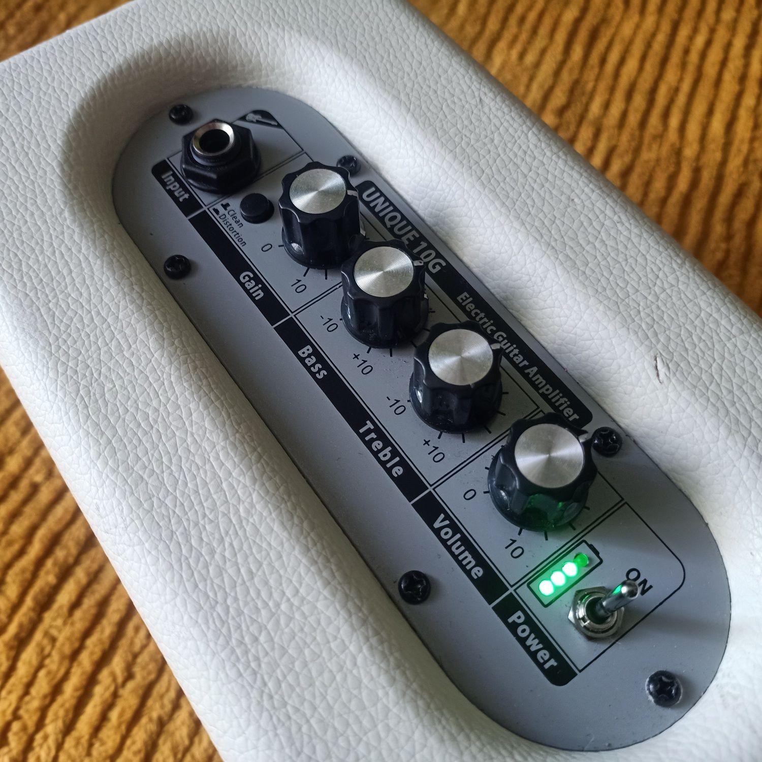 COOLMUSIC bezprzewodowy wzmacniacz gitarowy . 
TworzywoMetal
Moc wyjśc