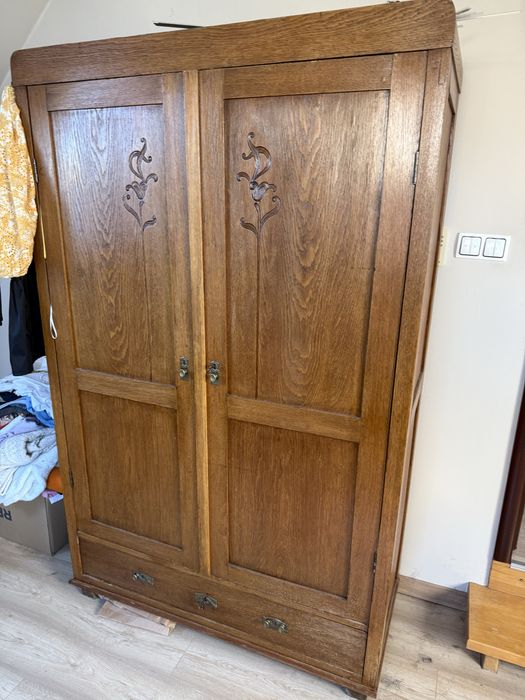 Stare drewniane szafy komplet