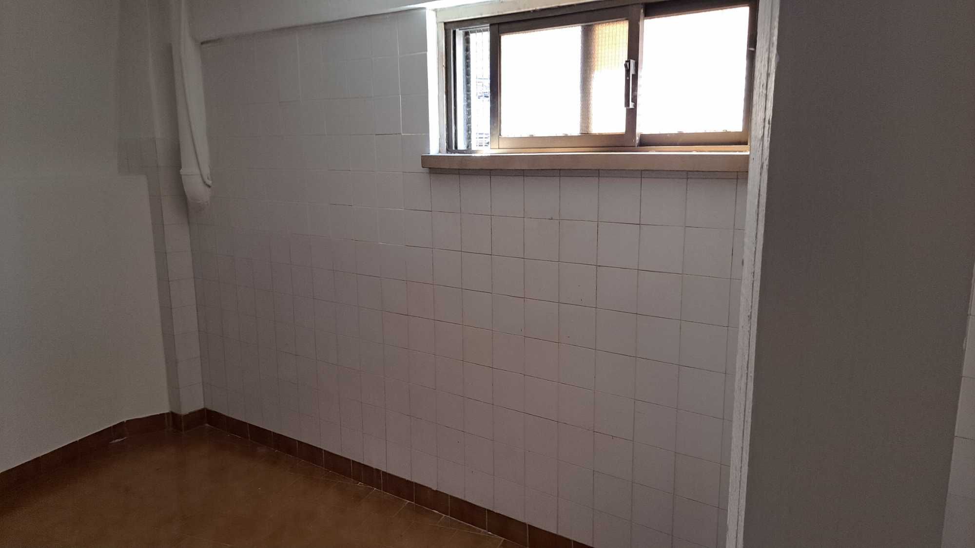 Box Garagem com janela piso superior isenta de humidade